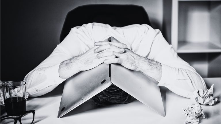 Un ordenador quemado, seis secciones y un llanto desconsolado - LinkedIn Pulse - Miriam Urbano - Bienestar digital para personas y empresas